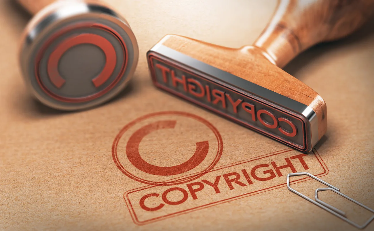 Kâğıt üzerinde kırmızı copyright mührü ve damga – marka tescili danışmanlığı Sakarya
