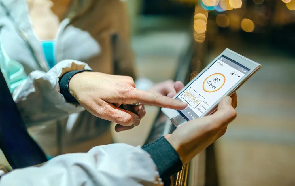 Tablet üzerinde mobil uygulama arayüzünü inceleyen kullanıcı – Sakarya mobil uygulama çözümleri