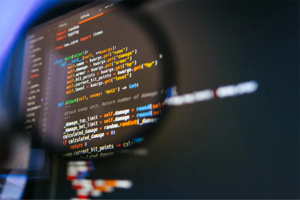 Büyüteç altında kaynak kod satırları – web sitesi bakım ve güvenlik hizmeti Sakarya