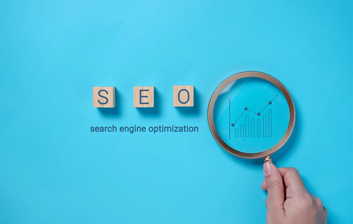 Mavi zemin üzerinde SEO harfleri ve büyüteç – Sakarya arama motoru optimizasyonu
